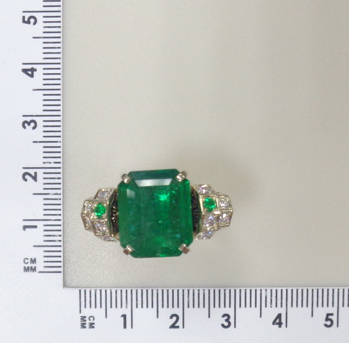 Кольцо из белого золота с изумрудом